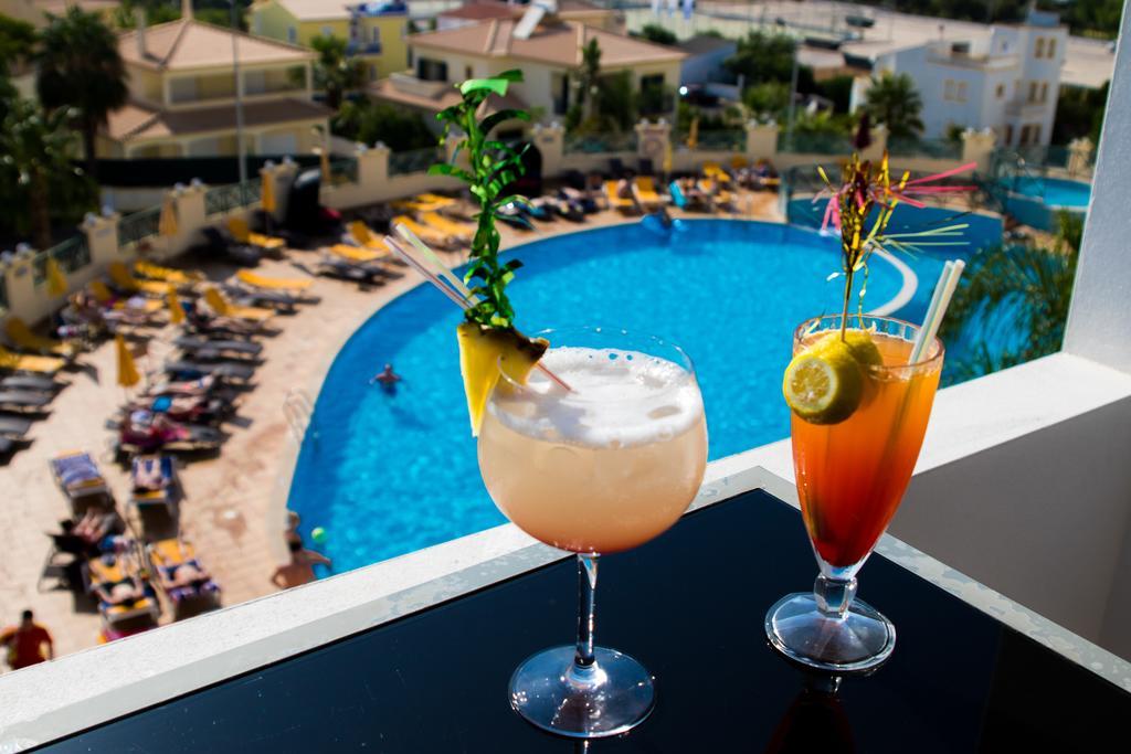 Grand Muthu Forte Do Vale Албуфейра Экстерьер фото Cocktails at a poolside bar