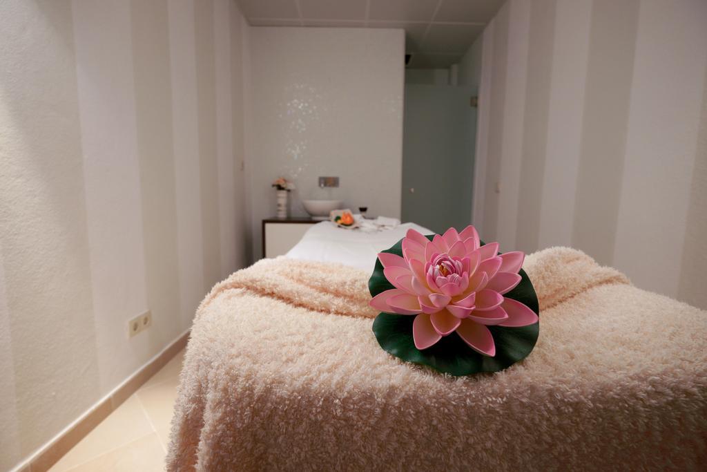 Grand Muthu Forte Do Vale Албуфейра Экстерьер фото A massage bed